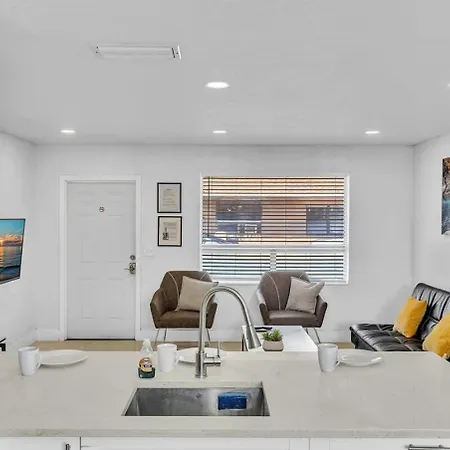 New Stylish 2 Bdrm Mins To Beach & Aventura Mall Hallandale Beach Exterior photo