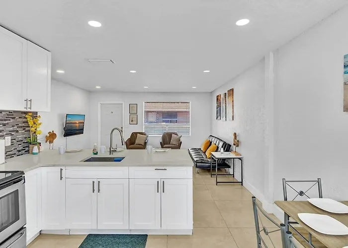 New Stylish 2 Bdrm Mins To Beach & Aventura Mall