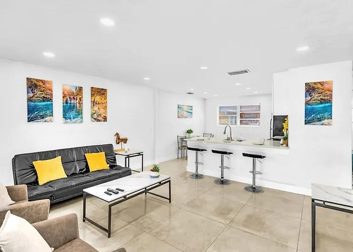 New Stylish 2 Bdrm Mins To Beach & Aventura Mall