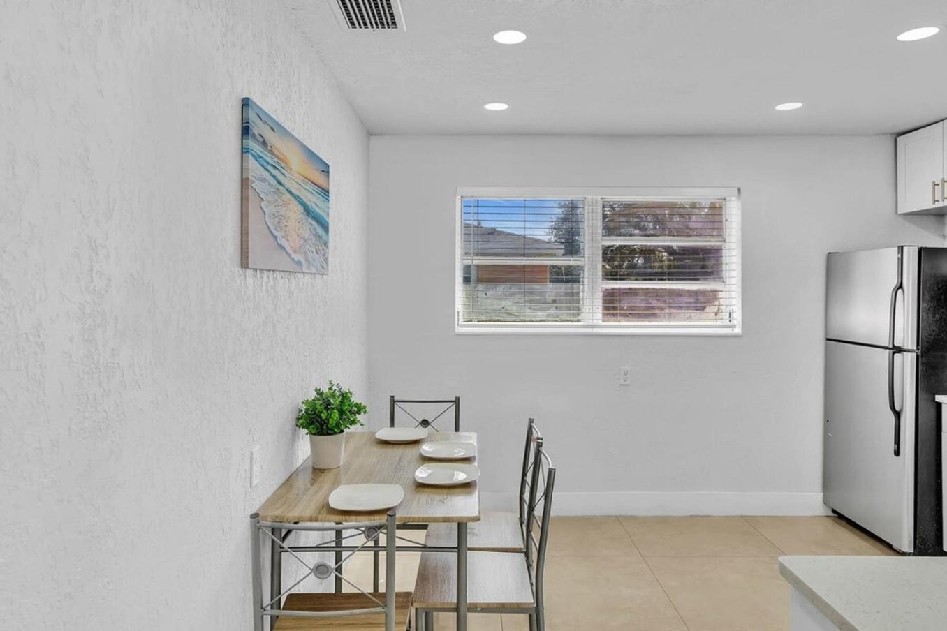 New Stylish 2 Bdrm Mins To & Aventura Mall * Hallandale Beach