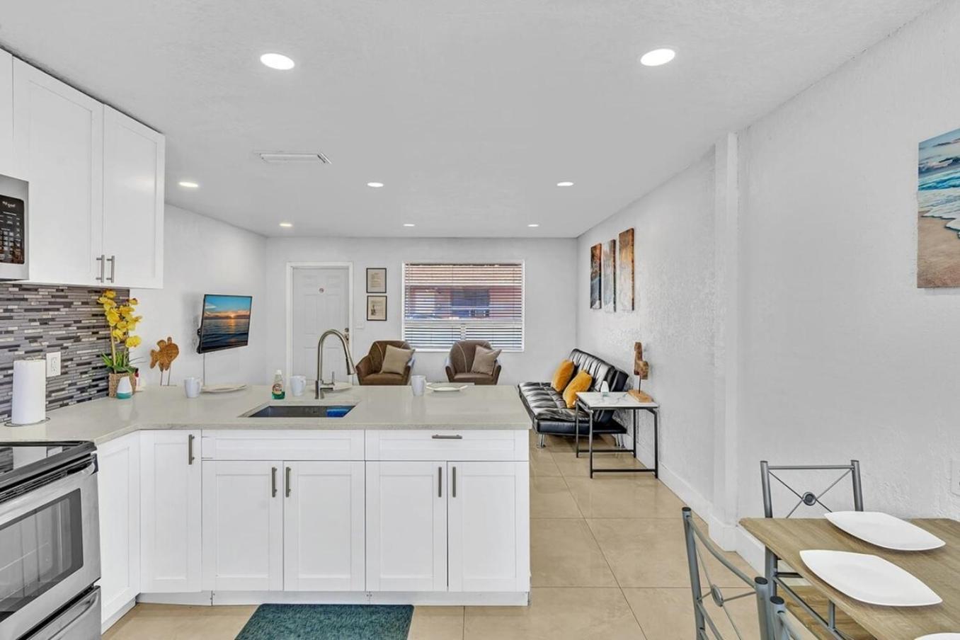New Stylish 2 Bdrm Mins To & Aventura Mall