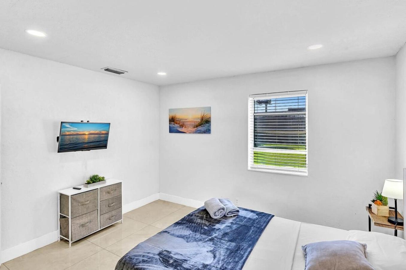 New Stylish 2 Bdrm Mins To & Aventura Mall Holiday home *