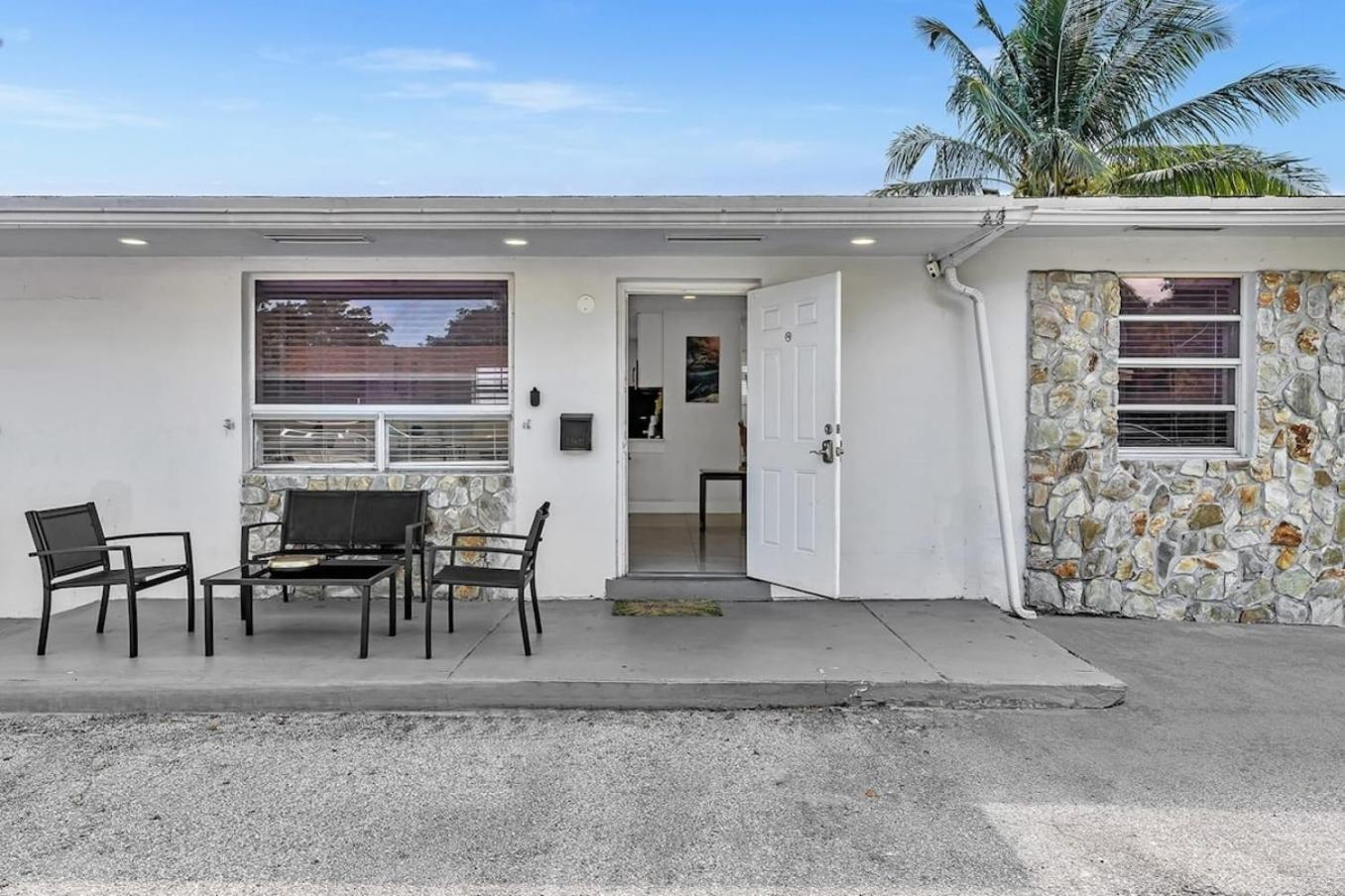 New Stylish 2 Bdrm Mins To & Aventura Mall Hallandale Beach