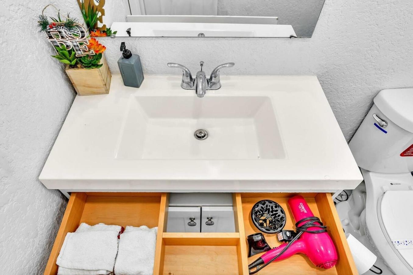 New Stylish 2 Bdrm Mins To & Aventura Mall