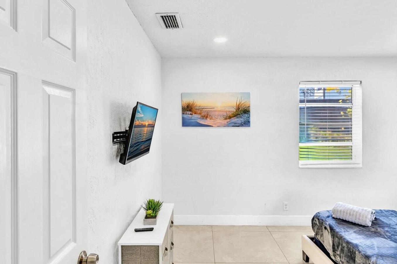 Holiday home New Stylish 2 Bdrm Mins To & Aventura Mall Hallandale Beach