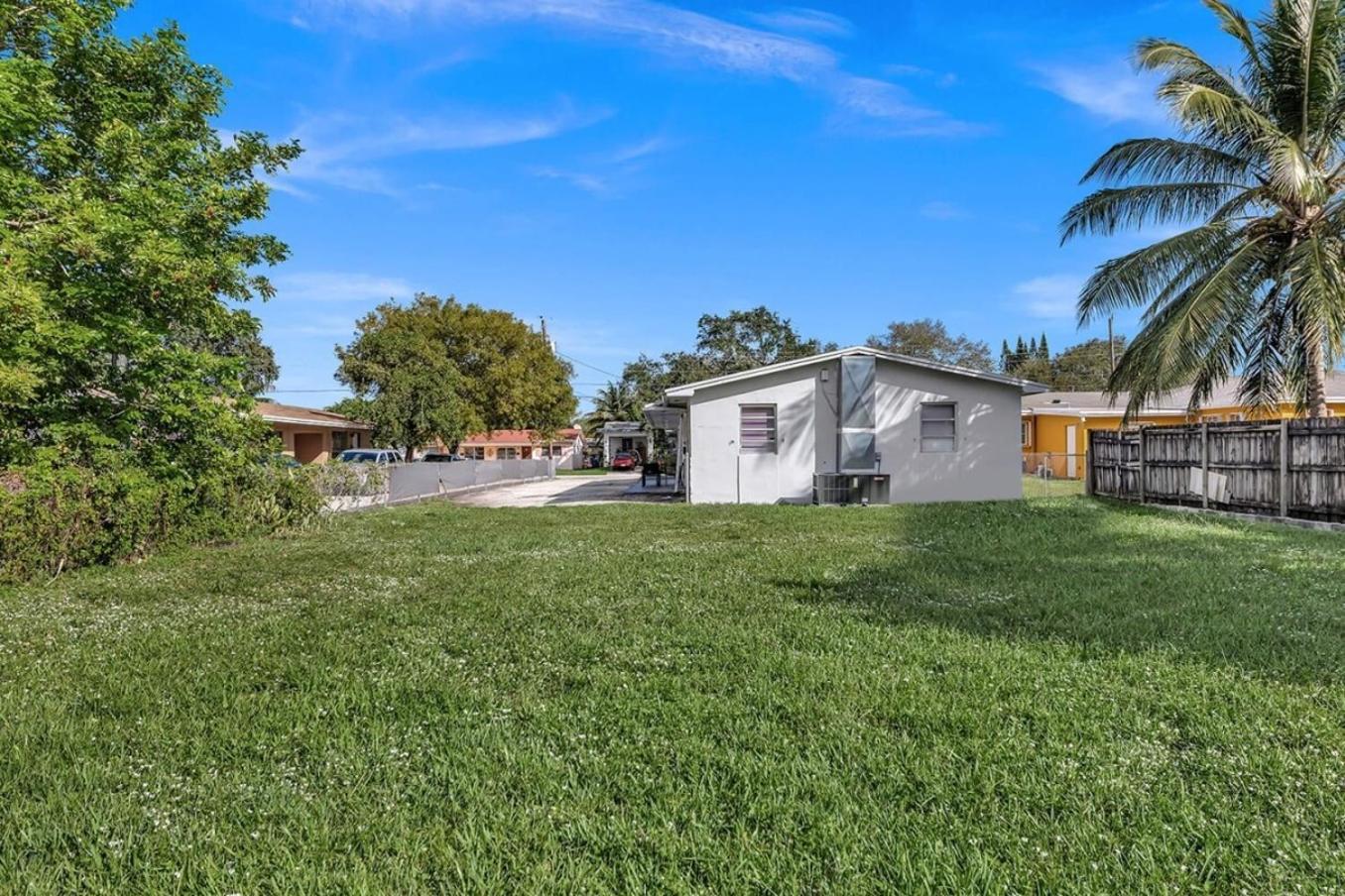 New Stylish 2 Bdrm Mins To & Aventura Mall Hallandale Beach