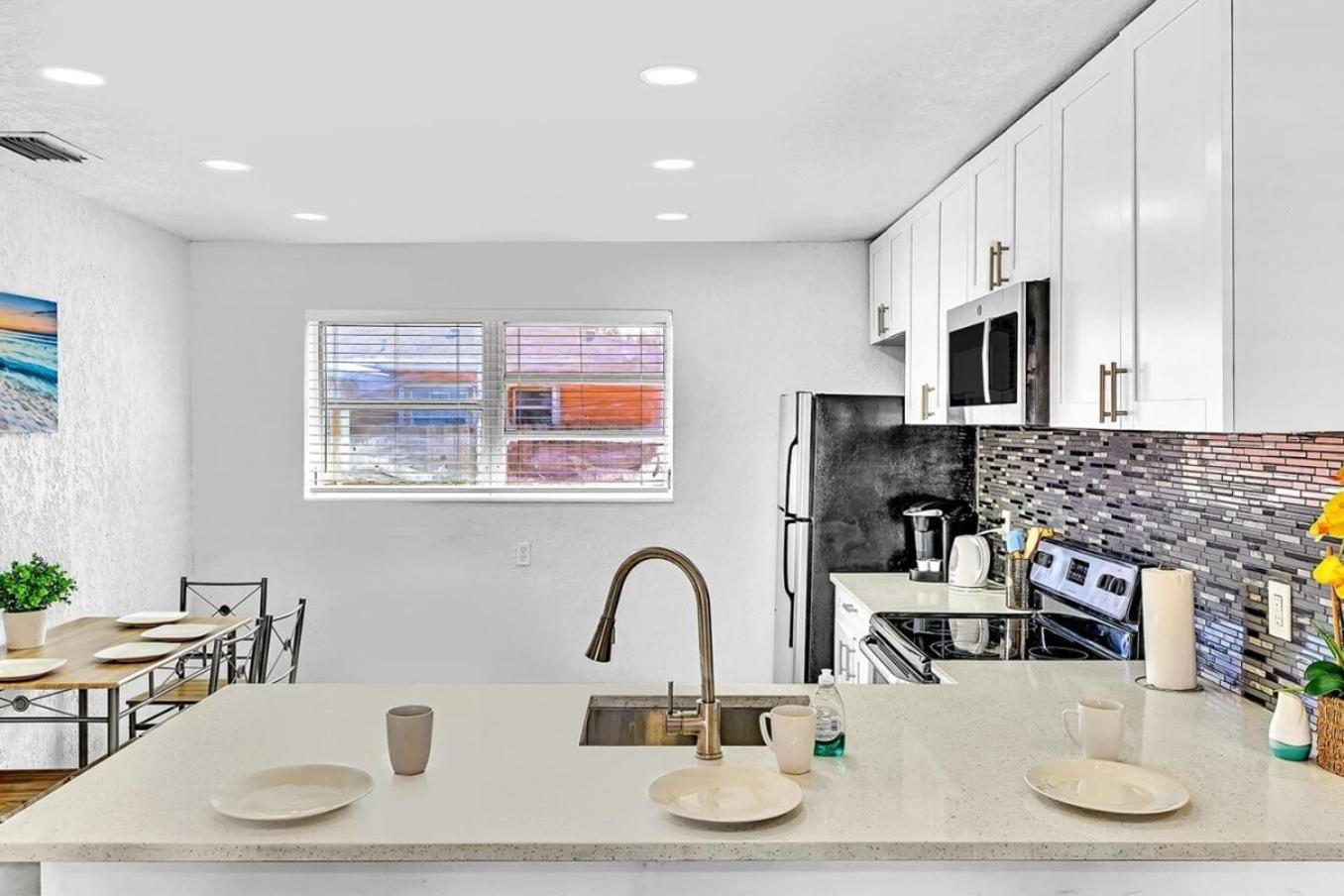 New Stylish 2 Bdrm Mins To & Aventura Mall Holiday home