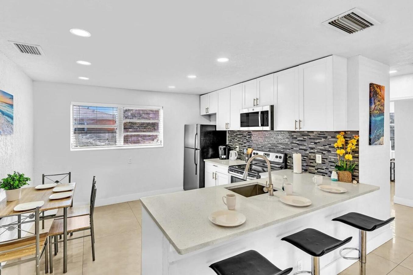 New Stylish 2 Bdrm Mins To & Aventura Mall * Hallandale Beach