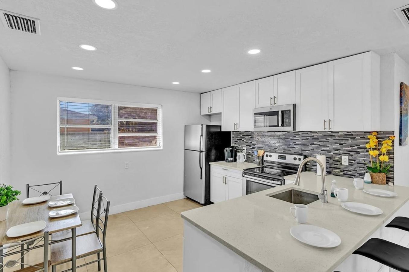 Holiday home New Stylish 2 Bdrm Mins To & Aventura Mall