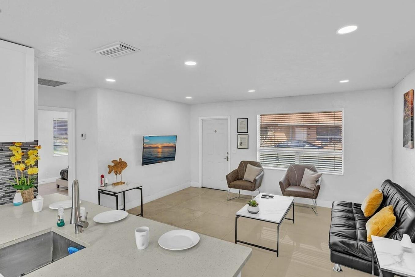 New Stylish 2 Bdrm Mins To & Aventura Mall Holiday home Hallandale Beach