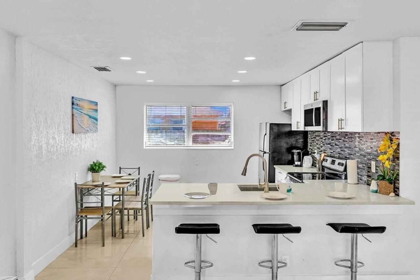 Holiday home New Stylish 2 Bdrm Mins To & Aventura Mall Hallandale Beach