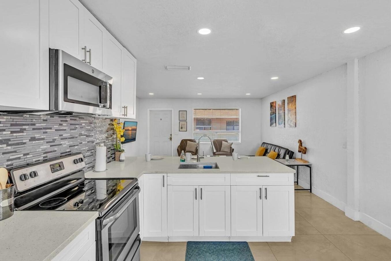 New Stylish 2 Bdrm Mins To & Aventura Mall * Hallandale Beach