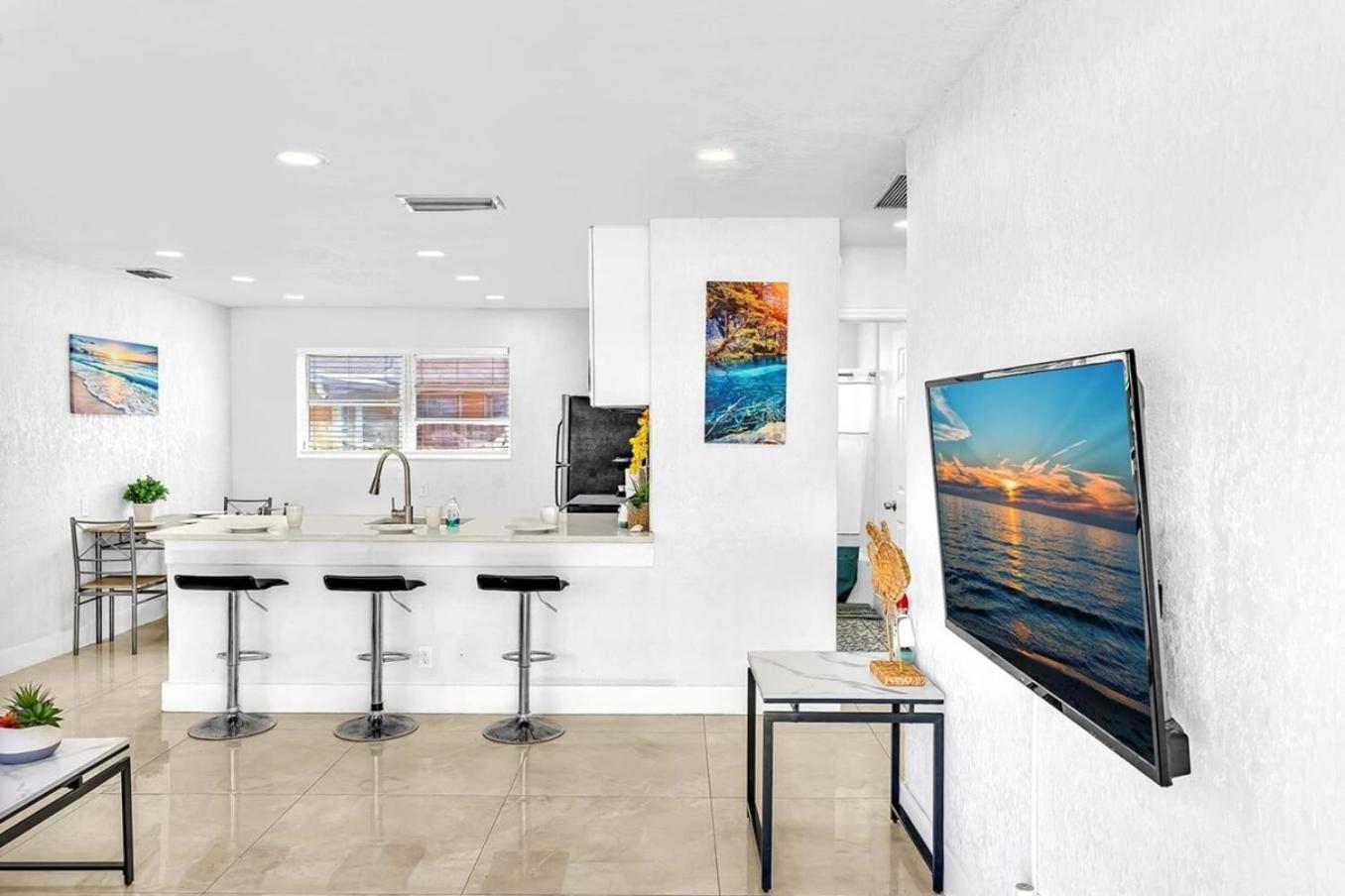 Holiday home New Stylish 2 Bdrm Mins To & Aventura Mall *