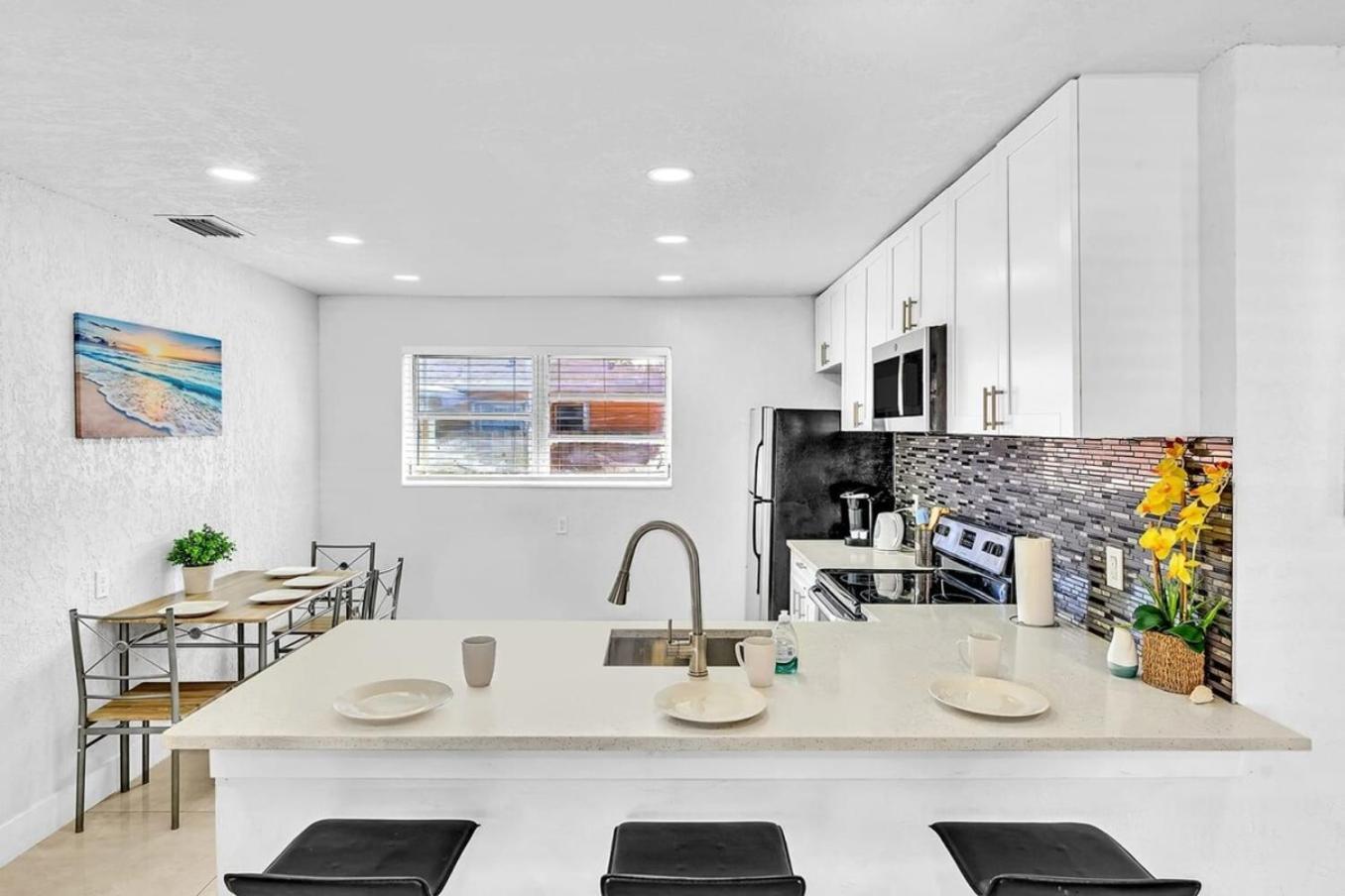 New Stylish 2 Bdrm Mins To & Aventura Mall Holiday home Hallandale Beach