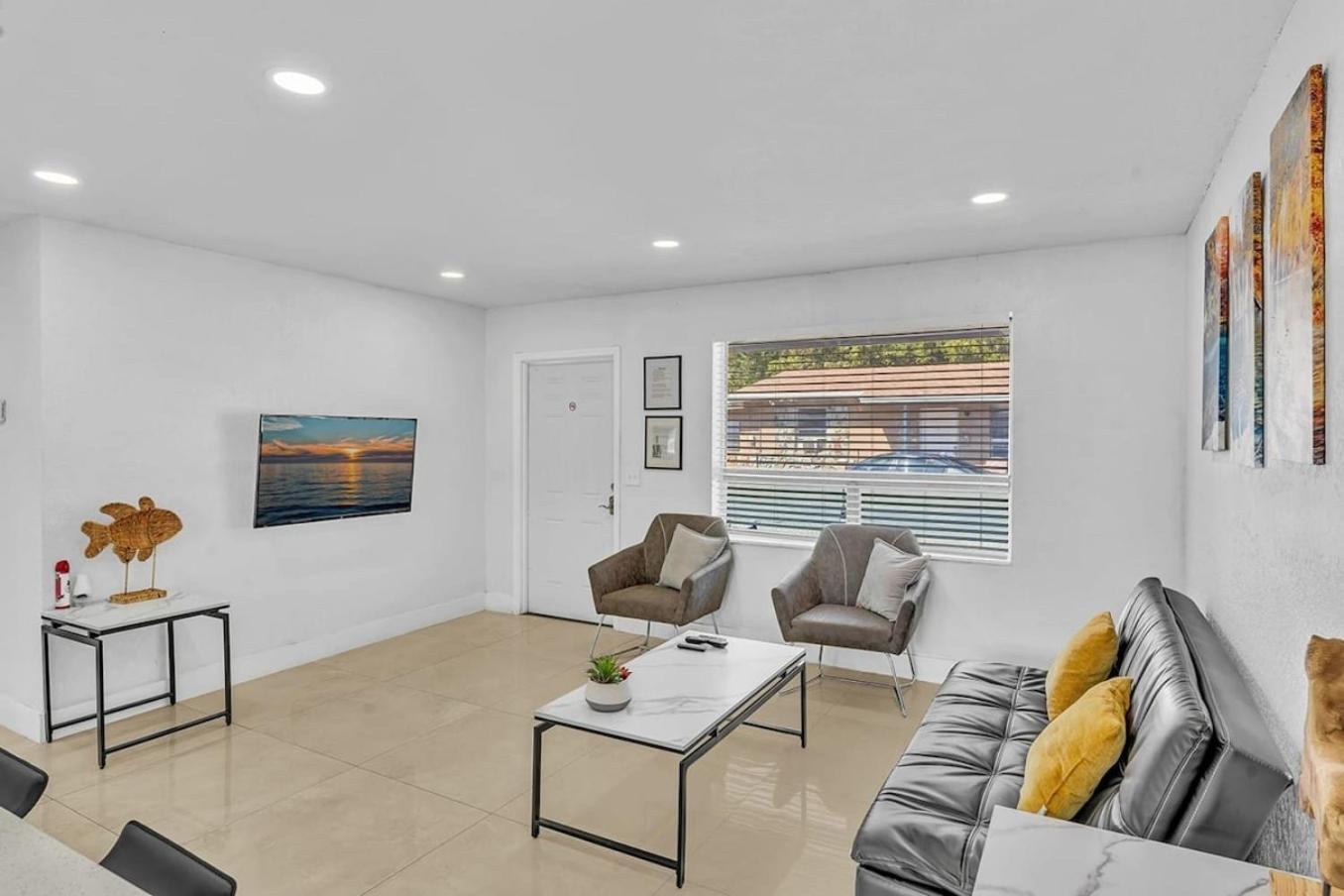 New Stylish 2 Bdrm Mins To & Aventura Mall *