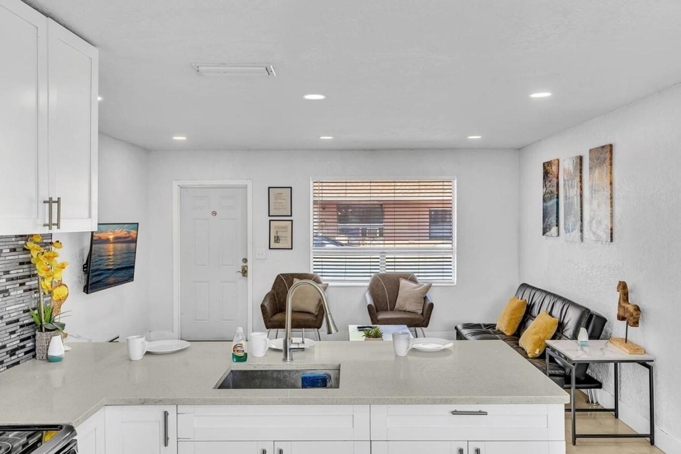 New Stylish 2 Bdrm Mins To & Aventura Mall Holiday home