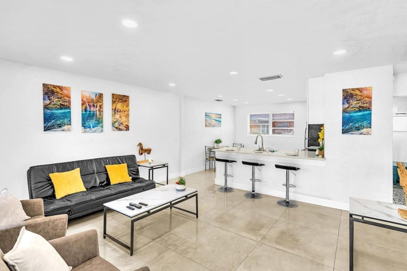 Holiday home New Stylish 2 Bdrm Mins To & Aventura Mall *