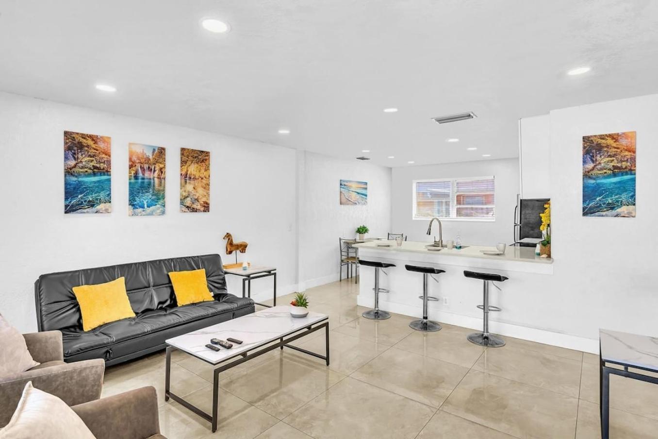 New Stylish 2 Bdrm Mins To & Aventura Mall Holiday home Hallandale Beach